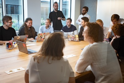 ¿Qué hace diferente la gestión de empleados de IA de las soluciones tradicionales?