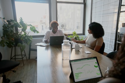 Optimización de recursos y métricas ESG con software de RRHH a medida