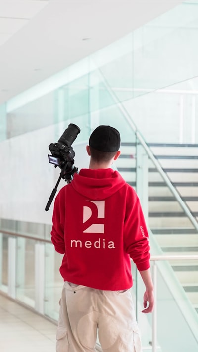¿Cómo evoluciona la producción de videos de marketing de IA con el crecimiento de mi empresa?
