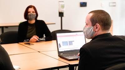 Optimización de atención médica mediante tecnología de escucha ambiental