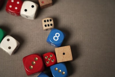 Juegos de mercado y equilibrios en modelos generativos