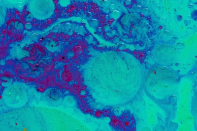 Minería de patrones temporales auto-supervisada para flujos de trabajo clínicos de oncología de precisión en tuberías híbridas cuántico-clásicas