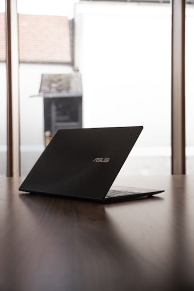 Potencia sorprendente en un diseño ultraligero: análisis del ASUS Zenbook A16 (2026)