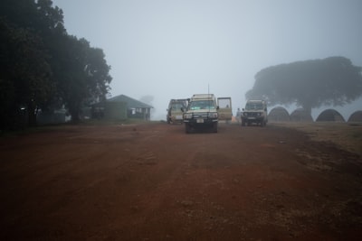 LLM-Empowered Cooperación en redes de convoyes asistidos por caché vehicular en la niebla