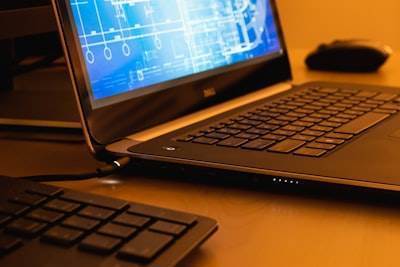 ¿Incluyen los software web paneles de control o informes?