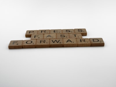 Covarianza consciente para el aprendizaje Forward-Forward escalable