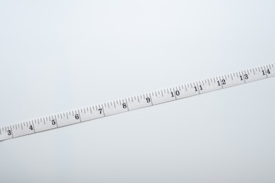 Evaluación de la confiabilidad de los LLM condicionados por encuestados sintéticos