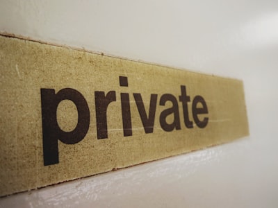 Aprendizaje basado en refuerzo con retroalimentación humana y privacidad.
