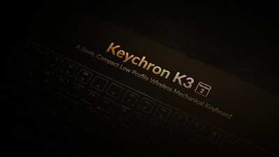Generación de Kernel LLM a través del Modelo Mundial Intrínseco Co-Evolucionando