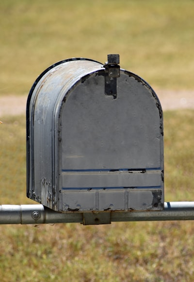 Cartas de correo lento apuntan a usuarios de Trezor y Ledger en ataques de robo de criptomonedas