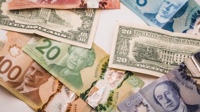 Minimiza el Arrepentimiento en el Comercio Bilateral con Mercados Perturbados
