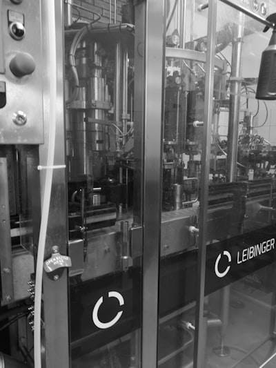 Ajuste avanzado de LLMs: LoRA, cuantificación y destilación simplificados