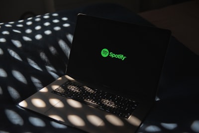 Spotify facilita la exploración de canciones con la función de deslizar.