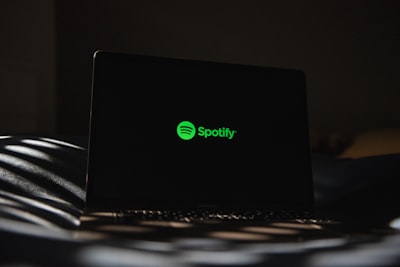 Spotify gana $322 millones de los piratas musicales