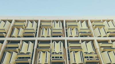 Construyendo IA predecible con diseños de indicaciones confiables