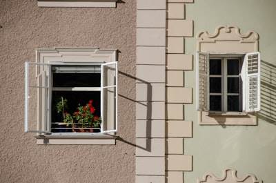 ¿Qué es una ventana de inclinación y giro y por qué los propietarios la prefieren hoy?