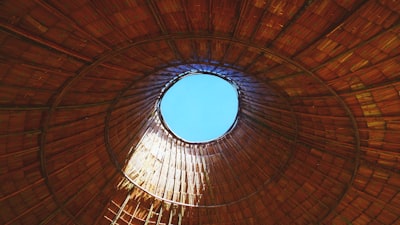 Estructura semántica del espacio de características en LLMs