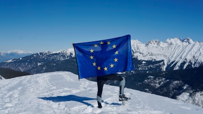La UE respalda regulaciones sobre aplicaciones y normas de IA.