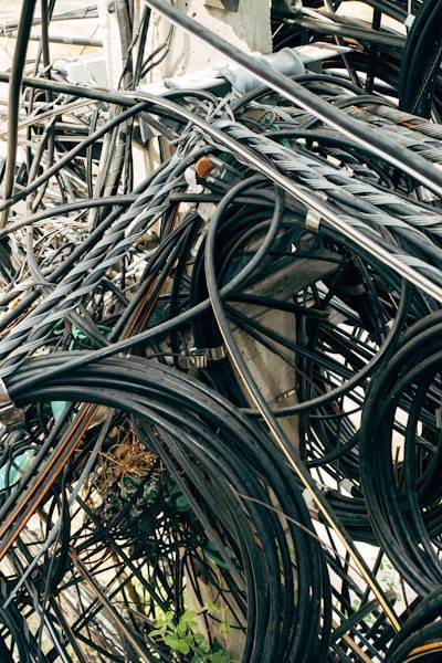El Paradoxo del Aburrimiento: Cómo la Ingeniería con Aversión al Riesgo Construyó las Empresas más Resilientes de Internet