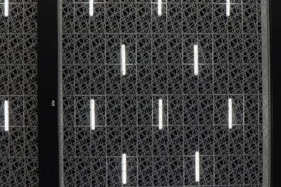Panel de ennegrecimiento adaptativo con fusión de datos multimodales y optimización bayesiana