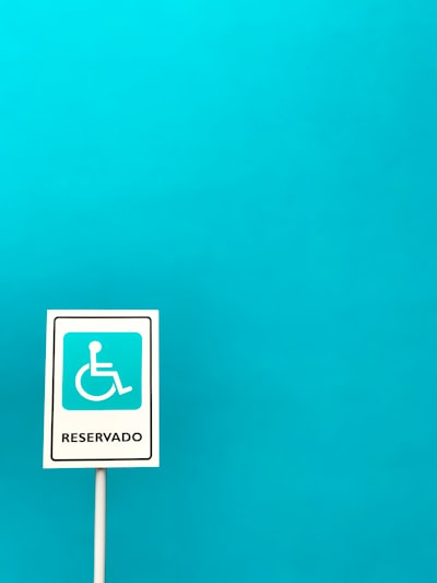Incentivos de eficiencia en IA para la accesibilidad y sostenibilidad