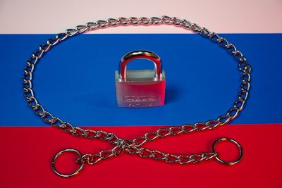 Políticas Dinámicas para Cadenas de Agentes IA Seguras