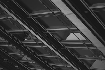 Optimización de memoria en tiempo real a través de cuellos de botella de información