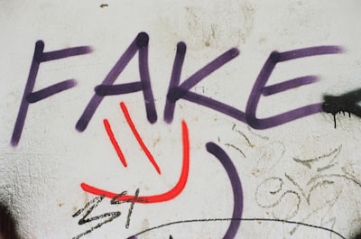 Amenazas y defensa contra deepfakes y medios sintéticos