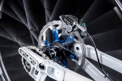 Adaptación continua optimizada para robots blandos bioinspirados en tuberías híbridas cuántico-clásicas