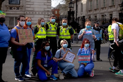 Preocupaciones de IA y seguridad obligan al NHS a cerrar repositorios de GitHub