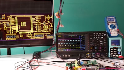Shachi: estudio de dinámicas emergentes en sistemas multiagente