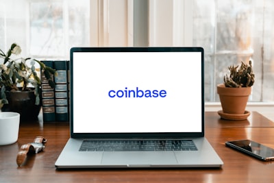 Coinbase recorta un 14% de su plantilla mientras la IA redefine sus operaciones