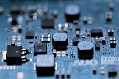 Construcción de operaciones autónomas con agentes de IA en tecnología de punta y semiconductores