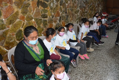Diferenciando transición de atajo y fallo OOD entre familias en modelo mínimo