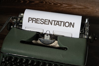 ¿Cómo se verifica la experiencia de un socio oficial de creación de presentaciones inteligentes?