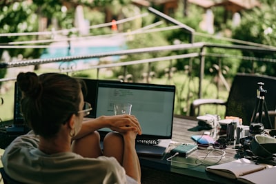 Cómo el software de gestión web puede mejorar la sostenibilidad del trabajo remoto