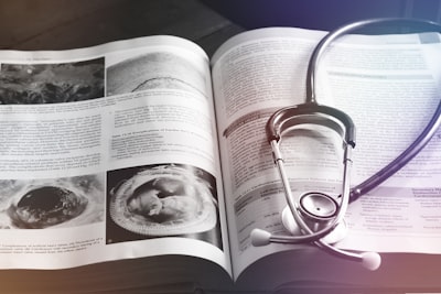 Expertos humanos vs IA: ¿quién sintetiza mejor la literatura médica?