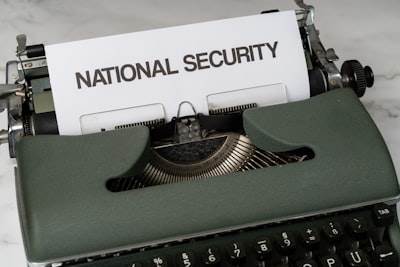 ¿Cómo se protege la información confidencial en los servicios de desarrollo de n8n?
