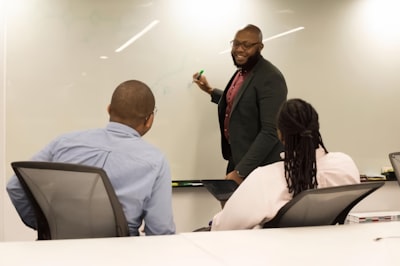 Beneficios de contratar una empresa de videos de presentación de IA