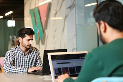 ¿Son los trabajadores agentivos adecuados para startups y grandes empresas?