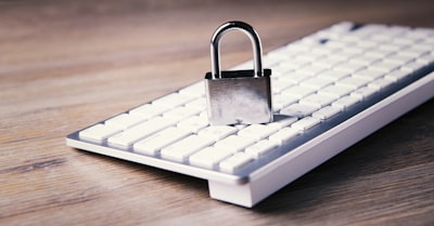 Deberías usar correo electrónico cifrado.