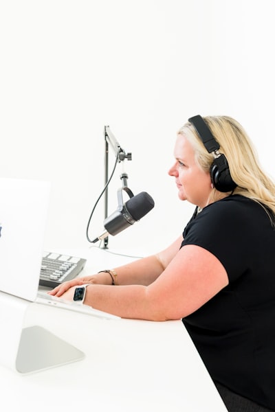Adaptación al flujo de trabajo de la empresa con voces comerciales de texto a voz