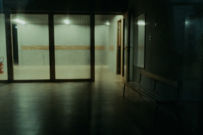 Adéntrate en el mito de los Backrooms, el terror más inquietante de Internet