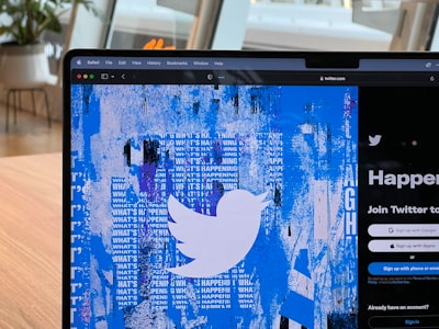 Red social de bots hackeada por humanos