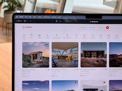 Cómo Airbnb optimiza búsquedas con JourneyFormer