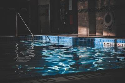 Importancia de la instalación profesional de luces para piscinas