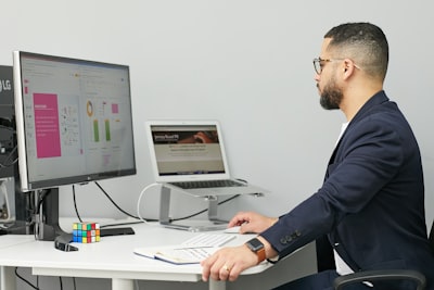 Socio para desarrollo de tablero de control empresarial en tiempo real.