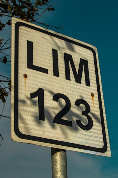 Evaluación de riesgos de desanonimización con agente LLM y estilometría