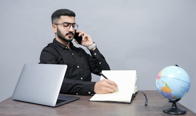 Conéctate con profesionales corporativos clave mediante la lista de correo electrónico de asistentes ejecutivos.