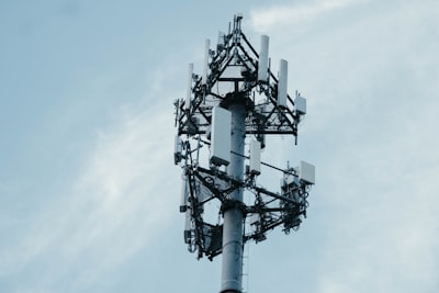 GNN y modelos generativos para beamforming híbrido robusto